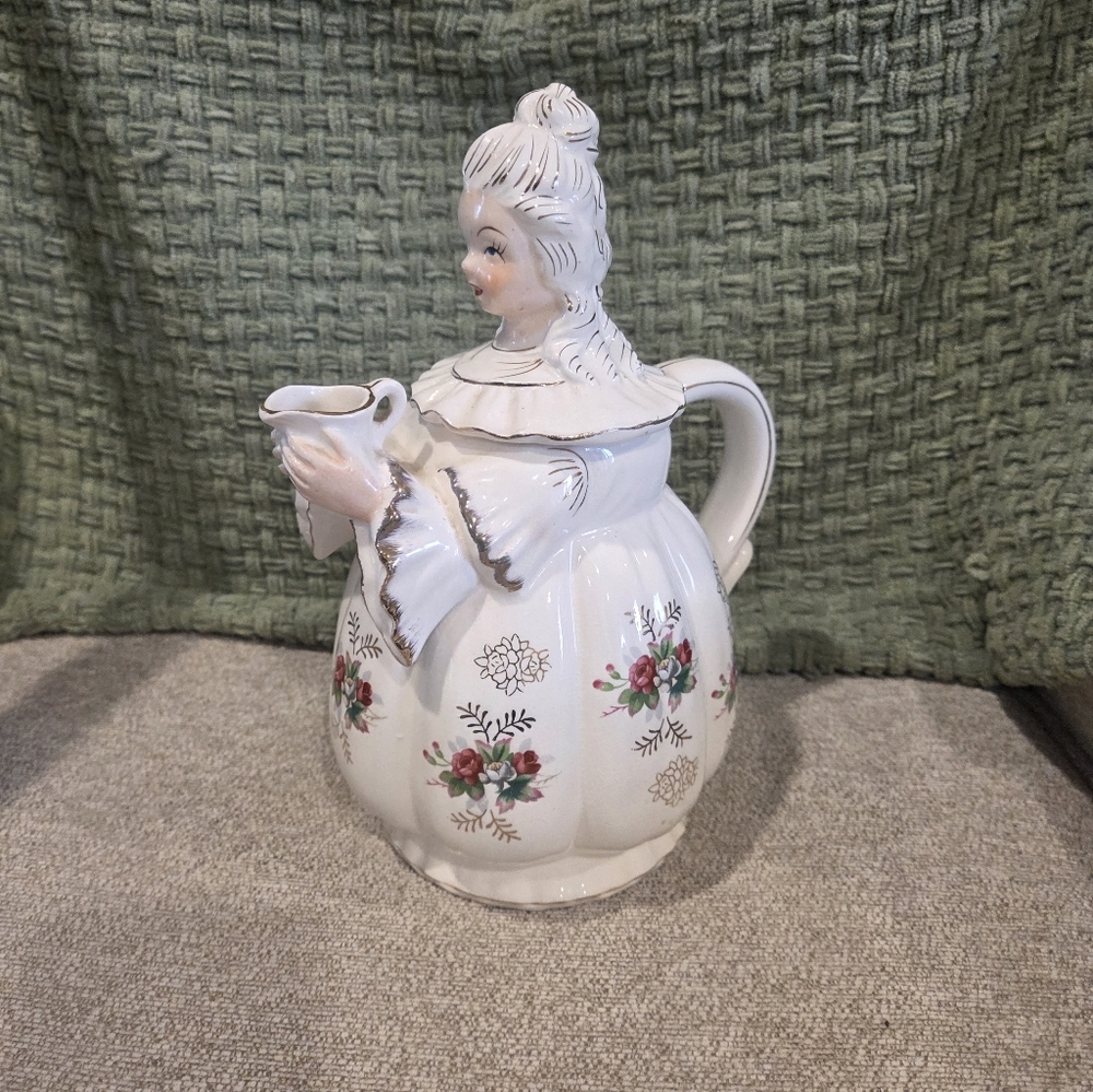 Vintage 1950s Lipper & Mann Colonial Lady Musical Teapot Victoriac Ceramic Works